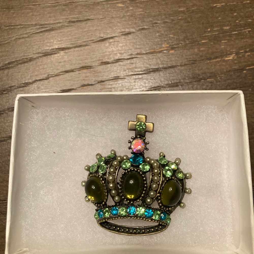 Crown brooche